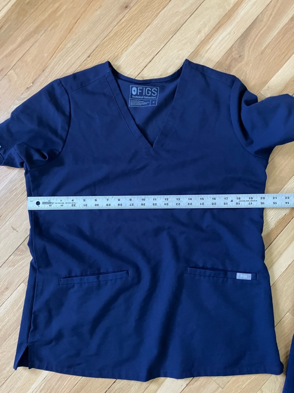 Figs  Medium Navy V-Neck Scrub Top & Jogger Pants - Picture 3 of 11